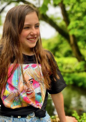 girl wearing t-shirt